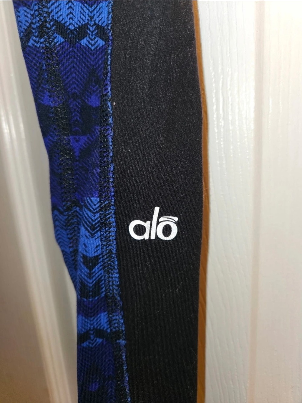 ALO Yoga Illusion 3 Tribal print leggings Arctic Royalty Blue Black Pant size XS - Picture 3 of 6